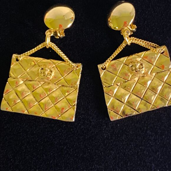 Gold Tone Purse Shape 80"s Inspired Dangle Earrings Clip -on VTG - Picture 8 of 9